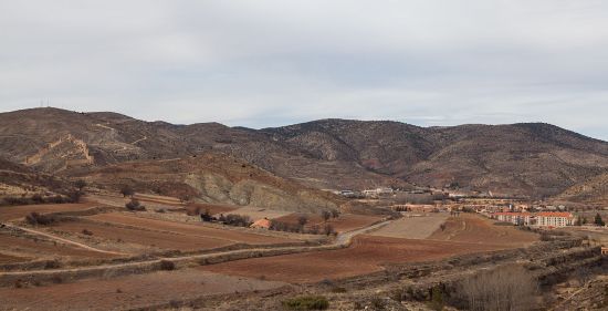 Albarracin (province de Teruel). La stérilisation totale par la disparition de la végétation arborée, que ce soit sur les terrains plats, en monoculture de céréales, ou sur les collines. Photo Diego Delso, Lic CC By SA 3 0, Wiki Commons.